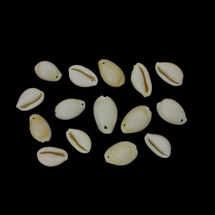 SHELL BEADS - PENDANT - MODEL 01 - 20x13x10mm ECRU (LIGHT) - 25g Hole-1.0mm (34pcs.)