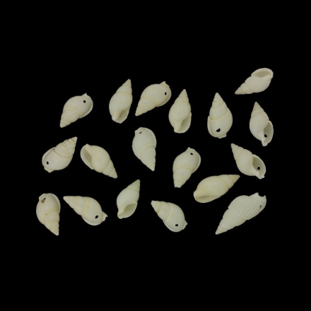 SHELL BEADS - PENDANT - MODEL 03 - 20x10x9mm ECRU (LIGHT) - 25g Hole-1.0mm (64pcs.)