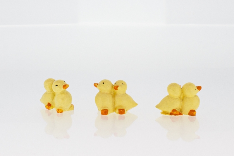 SOUVENIRS - POLYRESIN FIGURINES - DUCKLINGS 01 - 19x13x9mm YELLOW AND ORANGE - 100pcs.