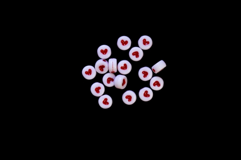 ACRYLIC BEADS - DISK HEART - 7x4mm WHITE WITH RED - PACKAGE 500g Hole-1.8mm (3600pcs.)