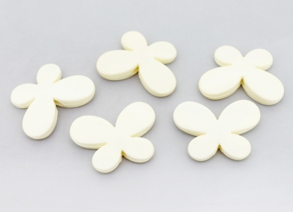 OPAQUE PLASTIC BEADS - BUTTERFLY 01 - SMOOTH - 21x29x6mm ECRU (LIGHT) С15 - PACKAGE 500g Hole-3.0mm (250pcs.)