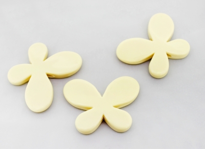 OPAQUE PLASTIC BEADS - BUTTERFLY 01 SMOOTH - 33x46x8mm CREAM ВА03 - PACKAGE 500g Hole-3.5mm (69pcs.)