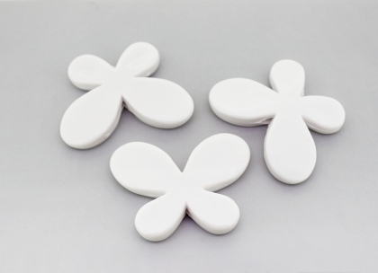 OPAQUE PLASTIC BEADS - BUTTERFLY 01 SMOOTH - 33x46x8mm WHITE ВА02 - PACKAGE 500g Hole-3.5mm (69pcs.)