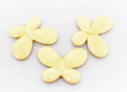 OPAQUE PLASTIC BEADS - BUTTERFLY 03 FACETED - 35x46x7mm ECRU С16 - PACKAGE 500g Hole-2.5mm (90pcs.)