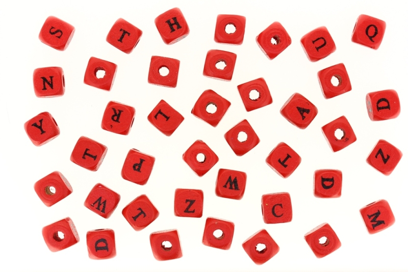 WOODEN FIGURES - 02 CUBE 01 - WITH LETTERS - 10x10mm RED - PACKAGE 300pcs. Hole-2.5mm