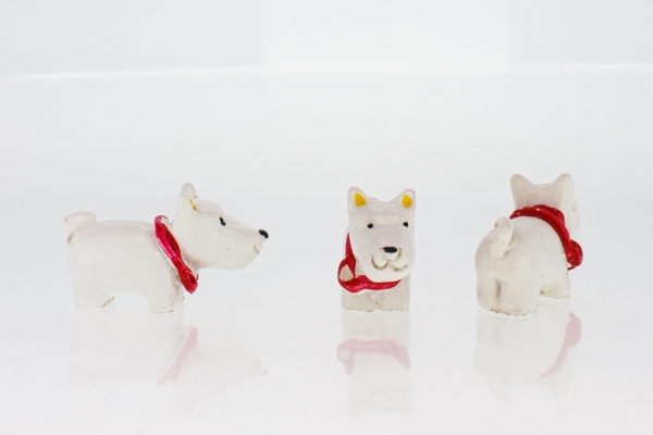 SOUVENIRS - POLYRESIN FIGURINES - DOG 01 - 30x17x10mm WHITE AND RED - 40pcs.