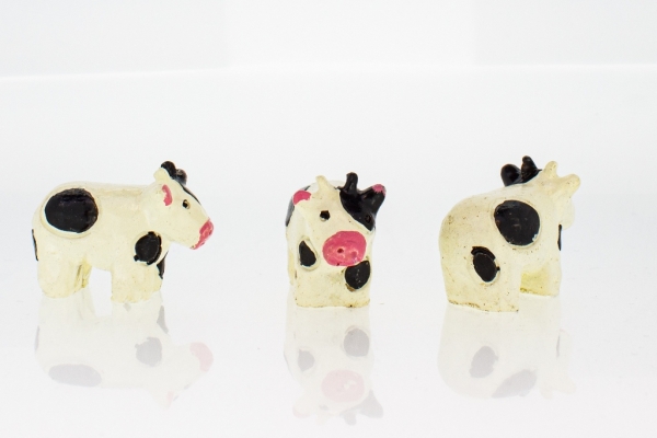 SOUVENIRS - POLYRESIN FIGURINES - COW 01 - 28x20x14mm ECRU AND BLACK - 30pcs.