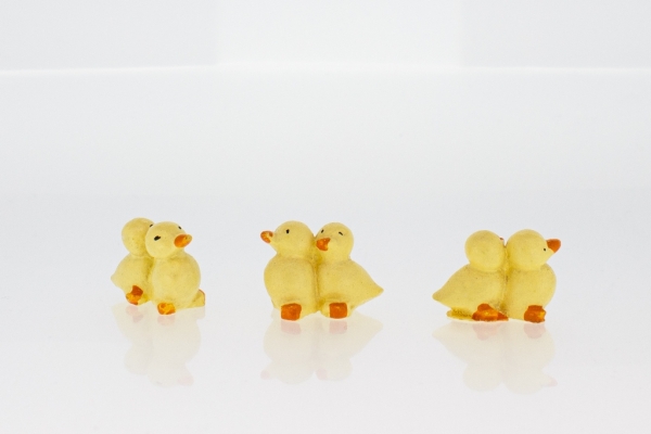 SOUVENIRS - POLYRESIN FIGURINES - DUCKLINGS 01 - 19x13x9mm YELLOW AND ORANGE - 100pcs.