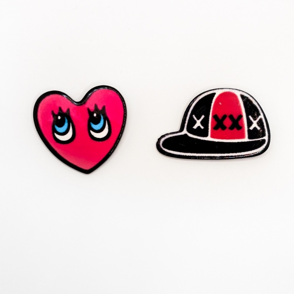 JEWELRY - BROOCH - PLASTIC - HEART AND HAT B78 - NICKEL - 1set (2pcs.)