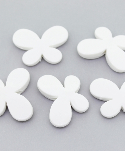 OPAQUE PLASTIC BEADS - BUTTERFLY 01 - SMOOTH - 21x29x6mm WHITE С01 - PACKAGE 500g Hole-3.0mm (250pcs.)