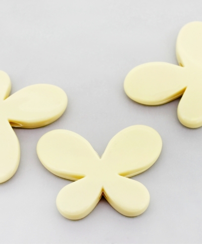 OPAQUE PLASTIC BEADS - BUTTERFLY 01 SMOOTH - 33x46x8mm CREAM ВА03 - PACKAGE 500g Hole-3.5mm (69pcs.)