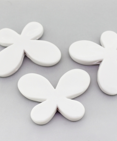 OPAQUE PLASTIC BEADS - BUTTERFLY 01 SMOOTH - 33x46x8mm WHITE ВА02 - PACKAGE 500g Hole-3.5mm (69pcs.)